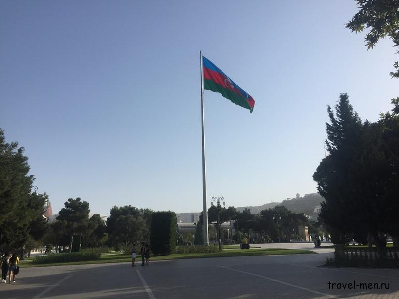 Остановка в Баку. «Мини» флаг Азербайджана